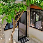 Bed & Breakfast Limo To Host 3*